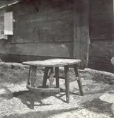 En stol och träfasad i Folkeslunda.