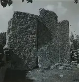 Odens flisor, Gärdslösa socken. Söder om vägen Högsrum-Sättra står stora resta stenhällar väl synliga från vägen. De två största flisorna är 3 respektive 2,5 meter höga. Flisorna som står resta intill varandra har en sammanlagd bredd av 3 meter. På det fält där flisorna står har påträffats vikingatida gravar vilket ger en antydan om monumentets ålder.