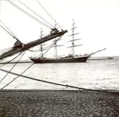 Ett bogsprö och det danska skolskeppet Georg Stage.