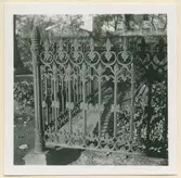 Ett gjutjärnsstaket till Södra kyrkogården.