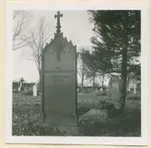 Johanna Petersson död 1891.
Inskription på gravvården: 