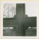 Inskription på gravvården: 