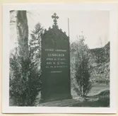 Inskription på gravvården: 