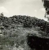Gravfält på berget 300 meter sydost om Lund, mitt för Gladhammars kyrka.