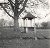 En brunn med pyramidtak.