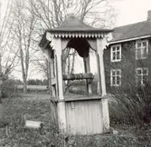 En brunn med pyramidtak.