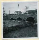 En valvbro som är en kallmur. På en dammanläggning i Broholm.