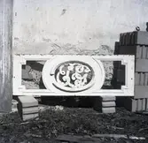 Knapegården, fönster med E. C. von Grooths skulpterade monogram, 1780-talet.