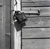 Magasinet, lås på dörr vid södra gaveln.