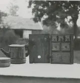 Kryddskåp, stånka och svarvad dosa.