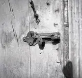 Detalj av lås och dörrhandtag på köksdörren.