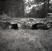 Bro med valv invid kvarnen i Årtebäck.