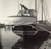 En skonare med livbåt.