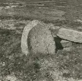 Väghållningsmärken vid landsvägen mot Resmo. Det är en gammal kvarnsten.