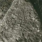 Väghållningsmärken vid landsvägen mot Resmo. Det är en gammal kvarnsten.