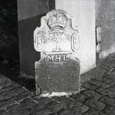 Milsten i hörnet av Dahmska huset, märkt 1737.