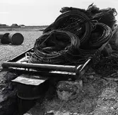 Tjärbark och tjärgryta, wire för bottengarn.