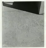 Gravhäll som trappflisa hos lantbrukare S. Karlesand, Karlevi, Vickleby.