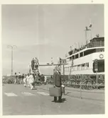 Resenärer vid en Kalmarsundsfärja i Färjestaden.