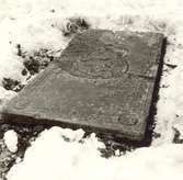 Liggande gravhäll på gamla kyrkogården i Kalmar.