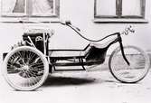 Trehjulig motorvagn, konstruerad och byggd av fabrikör Ernst Aldén i Kalmar omkring 1908. Farten blev ungefär 3 mil i timmen på dålig väg. På baksidan av detta kort står bland annat 