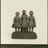 Alster av bildhuggaren Johan August Gustafsson i Seby. Bröllopstavla med skurna figurer och altartavla i form av en fastklistrad kristusbild, urklippt ur någon illustrerad veckotidning. Höjd 65 cm.