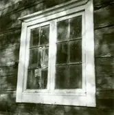 Fönster på gård i Stacketorp, Alböke.