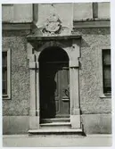 En portal med pilaster. Ingång till residenset i Kalmar år 1908.