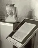 Porträtthuvud av Drottning Margareta och en facsimil av unionsbrevet från 1397 i Drottningsalen på Kalmar slott.