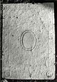 Gravsten utförd i grå kalksten på Gamla kyrkogården.

Längd: 213 cdm, bredd:: 143 cm.

I hörnen finns rundlar med diametern 18,5 centimeter. I de båda övre är änglahuvuden. I nedre vänstra - timglas, i nedre högra - dödskalle med benknota.

Runt stenen löper ett 13 centimeter brett band utan text.

I mitten finns en oval lagerkrans, 57x43 centimeter, bredd 5 centimeter.

I kransen text: Hir under Ruhet Schiffer Albreth Hingstman anno 1679 den 11 marti.