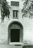 Ett stycke av tornets fasad med den nuvarande västportalen på Gärdslösa kyrka.