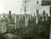 Kyrkogården i Järnforsen med gravvårdar av trä.