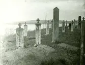 Kyrkogården i Järnforsen med gravvårdar av trä.