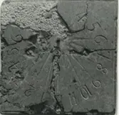 Bäraltare från Hagby som har använts som solur från 1700-talet till 1929.
Påträffat 8 maj 1973.