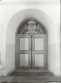 Stora riksvapnet i Hjärtskölden tillhörde predikstolen 1627. Västra porten. Fotot taget under renoveringen på 1930-talet.