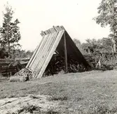 Valåkra by. Veduppläggnng på gården.