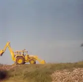 Last- och grävtraktor. Utgrävningen, Algutsrum. 18 juni.