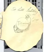 Omslag med vers till Lilli Sahlbergs minnesalbum. Lilli Sahlberg blev sedermera verkställande direktör på tidningen Barometern.