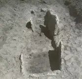 Hällkista från neolitikum. I mitten skelettdelar.