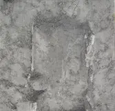 Hällkistans norra del. Mörk jord. Spår efter norra gavelhällen och täckhäll.