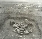 A4. Stenfyllt schaktgrav. Skede 1. I bakgrunden A10.