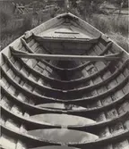 Storbåten av år 1884, sedd mot fören. De tätt sittande sponten och den kraftiga konstruktionen vittna om att det är en god sjöbåt.