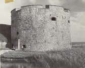 Västra postejen sedd från nordväst. Nedtill en murklack som är en rest av Hemliga värnets yttervägg. Foto N.L. 1947.
På vissa plåtar har Martin Olsson klistrat eltejp för att markera hur bilden skulle beskäras i boken.