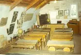 Stranda hembygdsförening, skolbänkar och skolmateriel i Elgerumsgården.