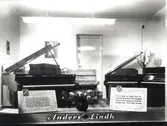 Skyltfönster hos Anders Linds pianoaffär.