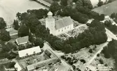 Flygfoto över Torslunda kyrka.