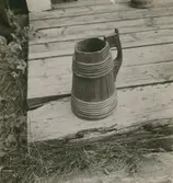 Holmskogs by nr 1, Övrabyn.  Drickskanna. Höjd 27 cm, bottendiameter 15 cm. Övre diameter 10 cm.