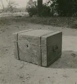 Färdskrin från Korparyd. Mått: 37,5 x 28 x 25 cm.