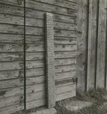 Lusbräda från Kråketorp. Mått: 97 cm x 8 cm.