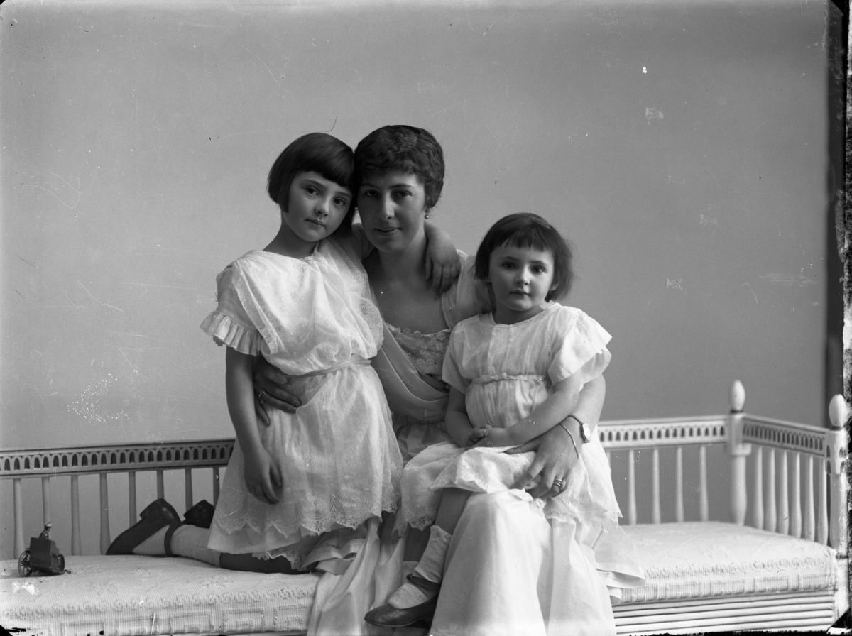 Calla Helena Sundbeck, Friherrinnan Helga von Otter med sannolikt döttrarna Birgit och Margit.